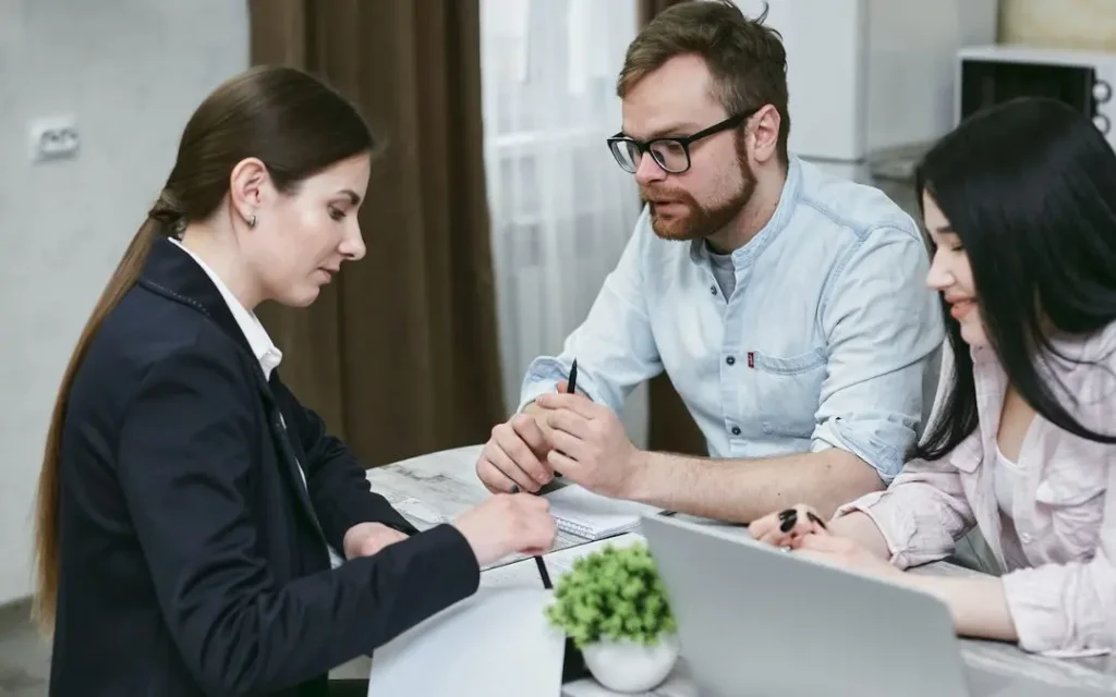 Pareja de autónomos siendo asesorada por asesora