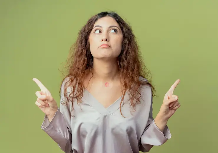 Mujer señalando con los dedos hacia arriba decidiendo entre dos opciones